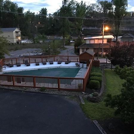 Spacious Downtown Condo Walking Distance To Downtown Gatlinburg Sleeps 6 Guests Exterior photo
