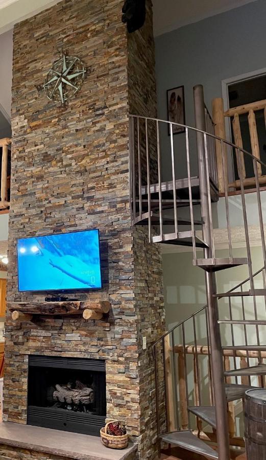 Spacious Downtown Condo Walking Distance To Downtown Gatlinburg Sleeps 6 Guests Exterior photo