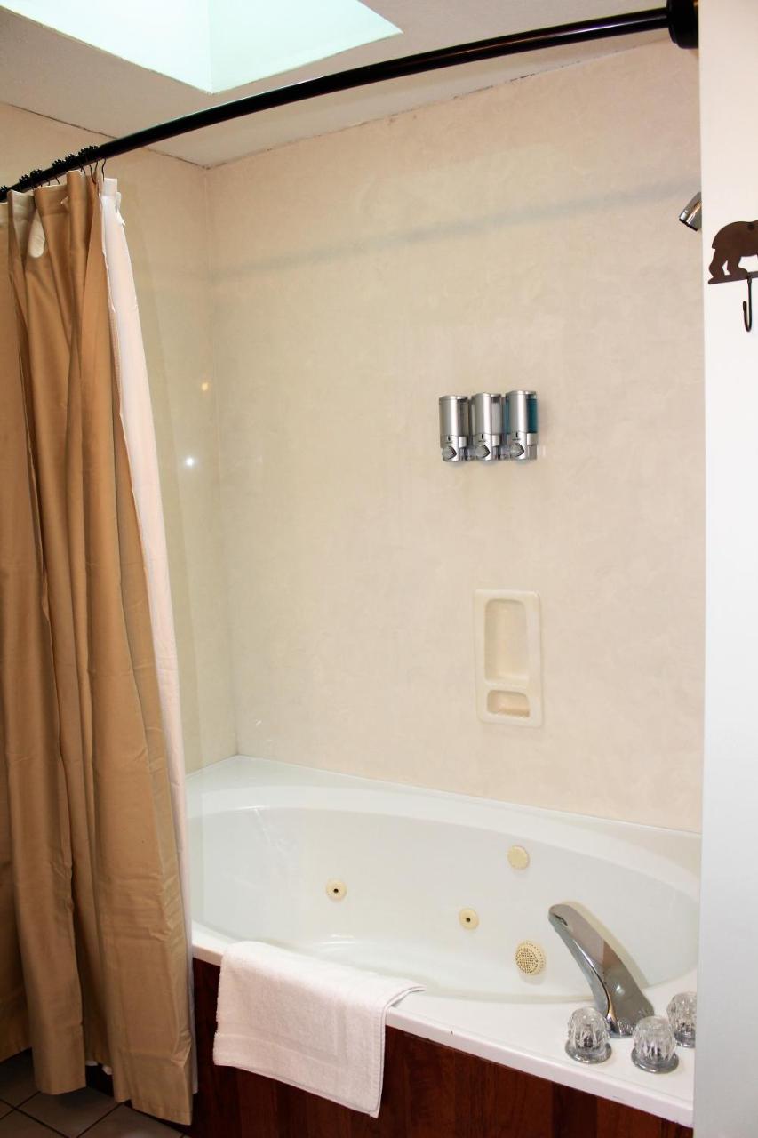 Spacious Downtown Condo Walking Distance To Downtown Gatlinburg Sleeps 6 Guests Exterior photo