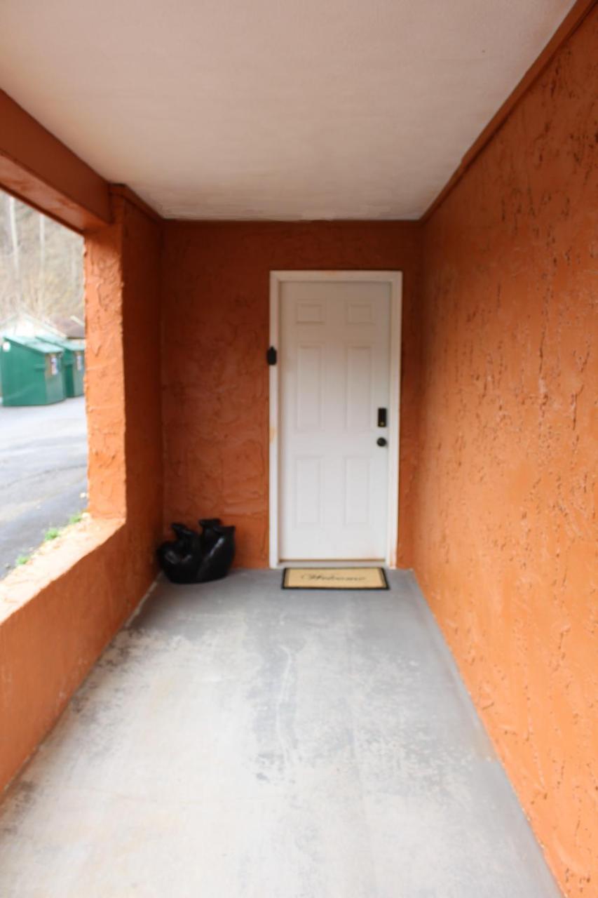 Spacious Downtown Condo Walking Distance To Downtown Gatlinburg Sleeps 6 Guests Exterior photo