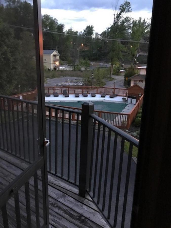 Spacious Downtown Condo Walking Distance To Downtown Gatlinburg Sleeps 6 Guests Exterior photo